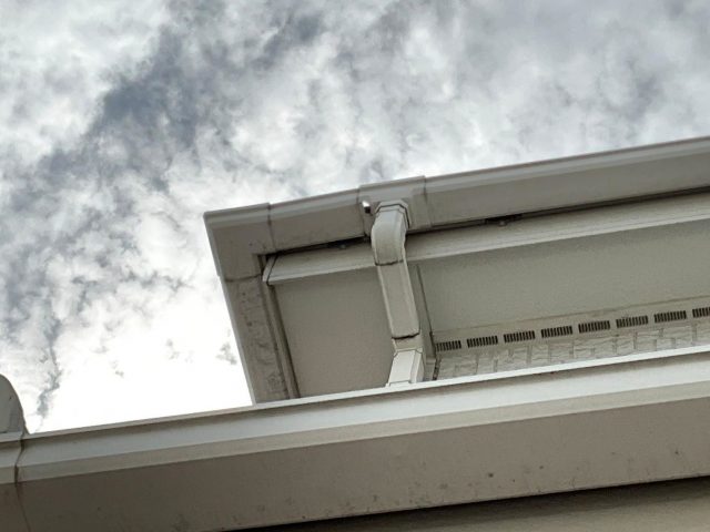 加古川市の雹害を受けた軒樋